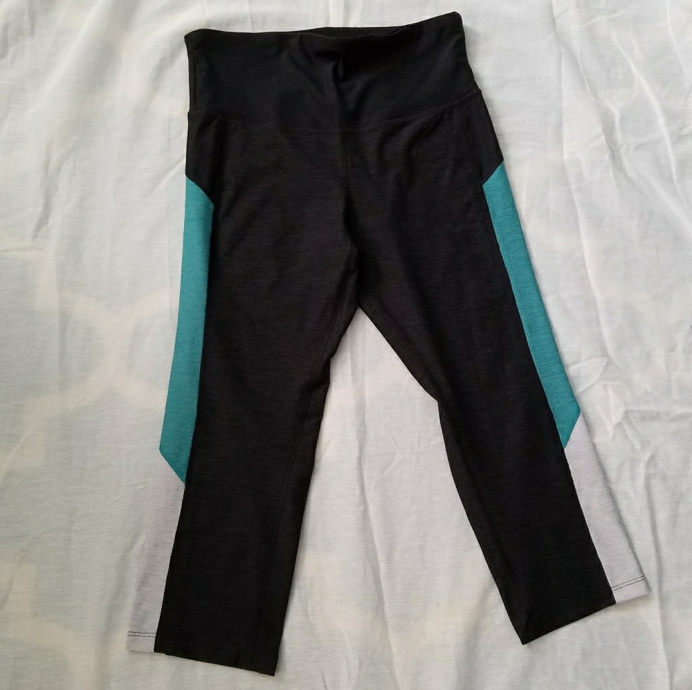 Like new C9 Ladies crop workout leggings Sz M